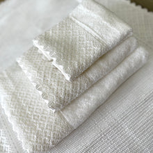 Cargar imagen en el visor de la galería, Set de 3 Toallas Encaje Renda