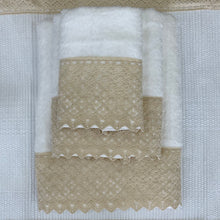 Cargar imagen en el visor de la galería, Set de 3 Toallas Encaje Renda