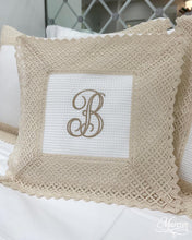 Cargar imagen en el visor de la galería, Almohadita Piquet Renda