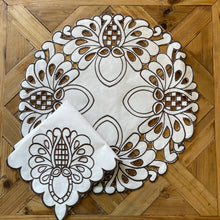 Cargar imagen en el visor de la galería, Set Individuales Richelieu Redondo con Servilletas