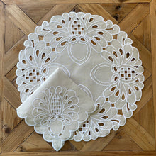 Cargar imagen en el visor de la galería, Set Individuales Richelieu Redondo con Servilletas