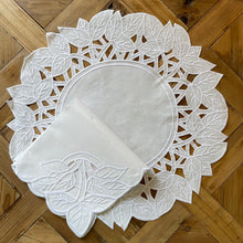 Cargar imagen en el visor de la galería, Set Individuales Richelieu Redondo con Servilletas