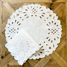 Cargar imagen en el visor de la galería, Set Individuales Richelieu Redondo con Servilletas