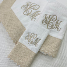 Cargar imagen en el visor de la galería, Set de 3 Toallas Encaje Renda