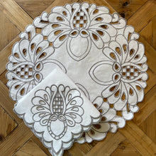 Cargar imagen en el visor de la galería, Set Individuales Richelieu Redondo con Servilletas