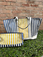 Cargar imagen en el visor de la galería, Bolso de Playa Rayas Multicolor
