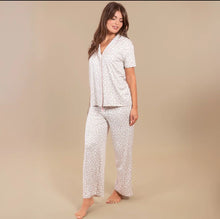 Cargar imagen en el visor de la galería, Pijama Amanda Taupe Leopard
